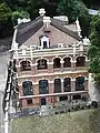Vue aérienne du bâtiment.