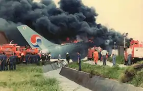 L'épave en flamme de l'appareil sur le site de l'accident
