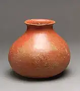 Mumun récent. Jarre globulaire polie, teintée en rouge. H. 14,6 cm. IVe&nbsp;siècle AEC. Metropolitan Museum of Art