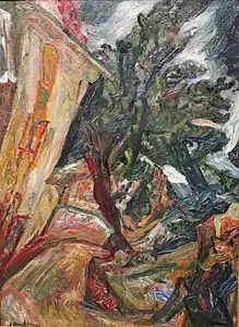 Au centre de l'image, un grand arbre. À gauche, façade de maison toute penchée. Personnage en bas à droite.