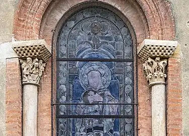 Deux des chapiteaux et colonnes inscrits aux monuments historiques