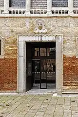 L'entrée principale.