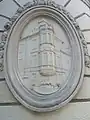 Médaillon à l'angle sud, montrant l'ancienne façade du bâtiment.