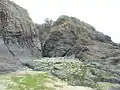 Saint-Nic : anticlinal dans une falaise bordant la plage de Cameros.
