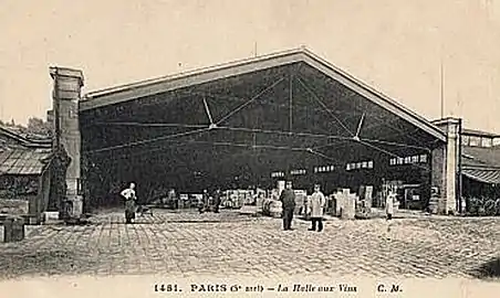 L'entrée de la halle aux vins au début du XXe&nbsp;siècle.