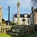 Le calvaire du placître de l'église de la Trinité et le monument aux morts