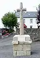 Croix du XVIe&nbsp;siècle avec une plaque « Souvenir de la mission de 1950 ».