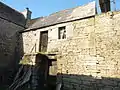 Plounéour-Ménez : Kermorvan, ancienne maison de Julod 2 (escalier extérieur visible)