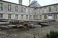 Cour où se trouve une reconstitution à l'échelle 1 du Radeau de la Méduse.