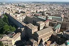 Photo prise en hauteur proposant une vue plongeante sur un ensemble de bâtiments.