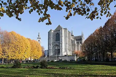 La tour de la collégiale Sainte-Waudru de Mons aurait dû mesurer environ 190&nbsp;m, mais par manque de financement elle ne dépasse pas la hauteur de la nef.