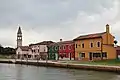 Le campanile de L'Archange St-Michel et les maisons le long du canal de Mazzorbo.