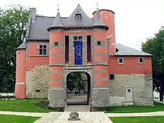 Châtelet d'entrée dont la partie inférieure est du XIIIe&nbsp;siècle.