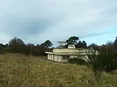 Bâtiment du CTS (PB7) en friche, une antenne mesurant 32,50&nbsp;mètres de diamètre, était disposée sur le toit de ce bâtiment.