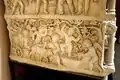 Côté du sarcophage: les angelots récoltant la vigne.