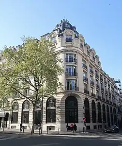 No&nbsp;10, au croisement avec la rue Le Peletier.