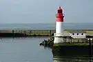 Le phare à l'entrée du port du Guilvinec-Léchiagat.