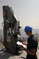 La grue repliable des premiers exemplaires du Mark 41, sur l'USS&nbsp;Mitscher.
