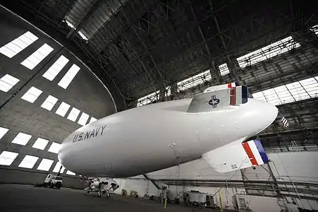 Le dirigeable MZ-3A&nbsp;(en) aux couleurs de l'escadrille scientifique VXS-1 dans le hangar de Lakehurst, le 26 octobre 2011. Il est en service de 2006 a 2017.
