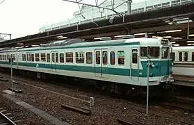 Kuha 111-5000 .Il s'agit d'une série 111 modifiée pour la "grande vitesse".Le nez d'une serie 113 est installé.Elle est renommée serie 113-5000