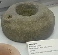 Meule à grains en pierre de kersanton provenant du site de Vorganium (Kerilien) (époque gallo-romaine), Lesneven, musée du Léon.