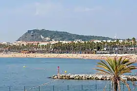 Vue de la montagne de Montjuïc depuis le port olympique de Barcelone.