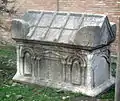 Tombe extérieure.