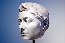 Tête d'Octavie de trois-quarts.