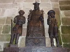 Groupe statuaire de saint Yves entre le riche et le pauvre (XVe&nbsp;siècle).