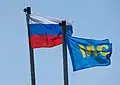 Le drapeau russe et le drapeau des forces de maintien de la paix.