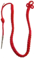 Fourragère a la couleur du ruban de la Légion d'honneur.