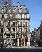 No&nbsp;16, au croisement avec la rue Saint-Honoré.