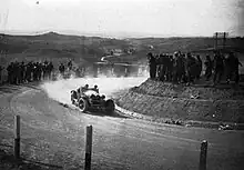 Photo de Caracciola pilotant une Alfa Romeo 8C 2300 aux Mille Miglia en 1932.