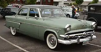Berline quatre portes de 1954.