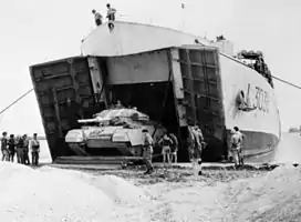 Char Centurion de la British Army débarquant du HMS Puncher (L3036) durant la crise du canal de Suez en 1956.