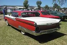 Ford Galaxie Skyliner de 1959. Les Galaxie de 1959 portaient à la fois les badges Fairlane 500 et Galaxie