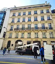 No&nbsp;19, rue François-Ier (avril 2023).
