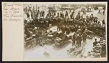 Photo d'époque en plongée sur le parc automobile pendant la pesée.