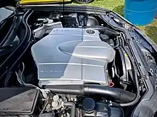 Photo d'un compartiment moteur de voiture, vue du dessus, côté passager.