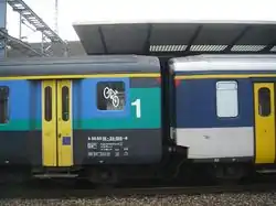 Comparaison entre une voiture de 1re&nbsp;classe VU II à gauche et VU I à droite