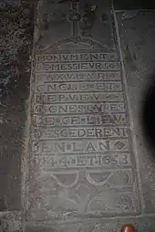 Photographie d’une pierre tombale ancienne.