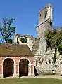 Mortemer Une partie de l'aile du cloitre et clocher de l'abbatiale.