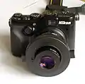 Nikon Coolpix P7100 équipé d'une bonnette macro Raynox MSN-505