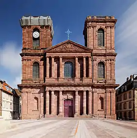 Vue de face de la cathédrale Saint-Christophe.
