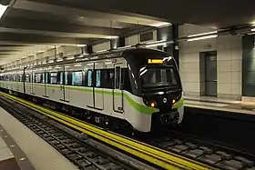 Station et rame du métro.