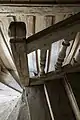 Sommet du tronc d'arbre constituant le noyau de l'escalier créé en 1694 pour compléter l'escalier de 1405. Le noyau de l'escalier est constitué d'un seul tronc d'arbre de 10&nbsp;mètres de hauteur. Les marches sont encastrées tout au long de l'arbre, du sol jusqu'à l'étage des logements du personnel.