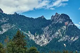 Vue de la face sud des sommets du Rotofen qui forment le visage de la «&nbsp;sorcière endormie ».