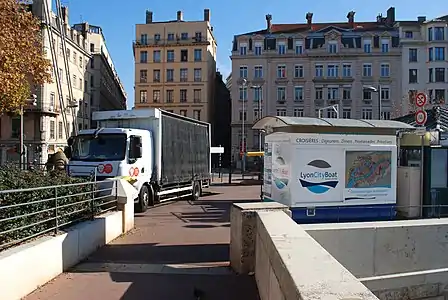 nos&nbsp;1, 3 et 5 quai des Célestins, avec à gauche le no&nbsp;11 et dernière maison du quai Saint-Antoine
