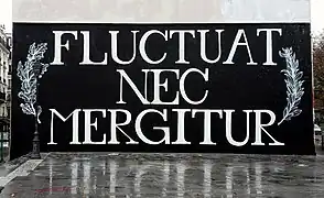 À l'angle du quai de Valmy et de la rue Jean-Poulmarch
