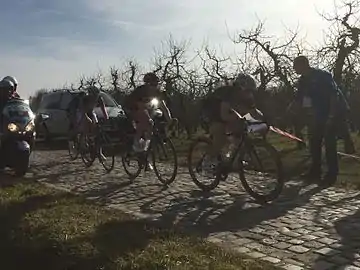 49 km: Premier prix de la montagne : 1re Chloe Hosking, 2e Jolien D'Hoore, 3 Lauren Kitchen